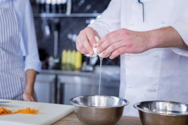 Tecrübeli aşçı yeni bazı maddeler bir yemek için ekleme