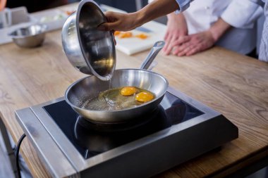 İyi aşçılar mutfakta omlet hazırlama