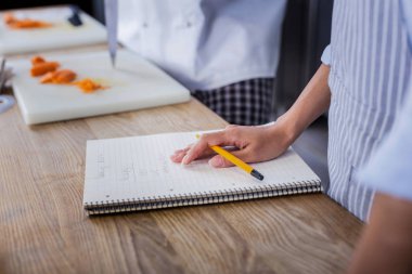 Genç Bayan önemli notları not defterinde yapma