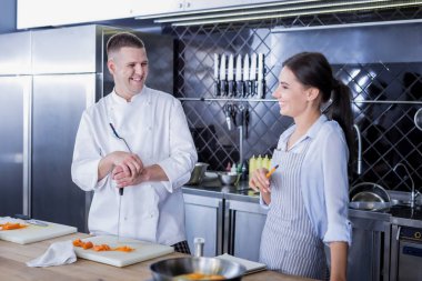 Mutfakta birlikte gülümseyen çok iyi aşçılar