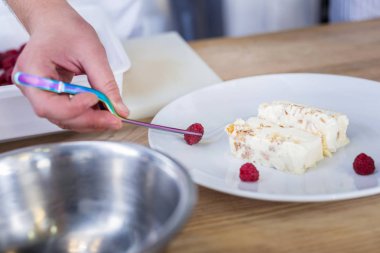 Lezzetli tatlı neredeyse harika bir aşçı tarafından hazırlanmaktadır