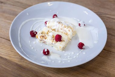 Masanın üzerinde duran lezzetli lezzetli tatlı