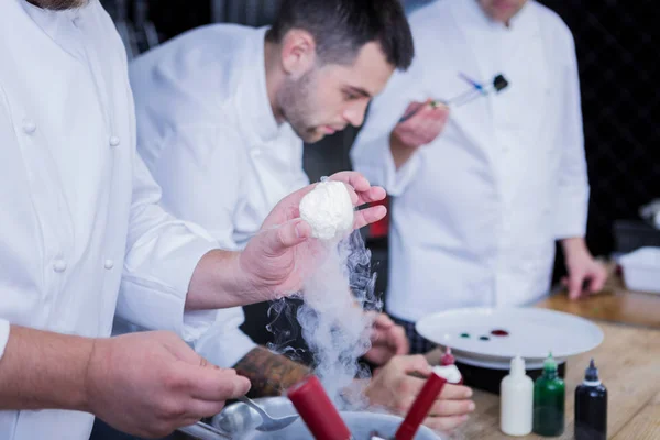 Cocineros atentos estando muy concentrados en la cocina —  Fotos de Stock