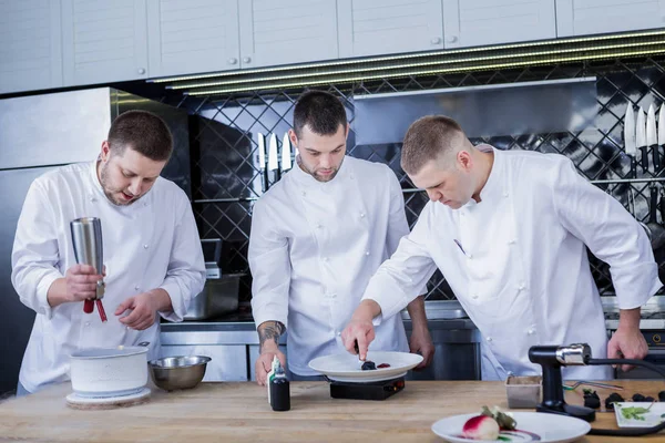 Mejores cocineros jóvenes que se ocupan de la gastronomía molecular —  Fotos de Stock