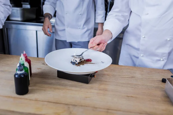 Yaratıcı moleküler gastronomi çalışırken yeni Tarifleri Aşçılar — Stok fotoğraf