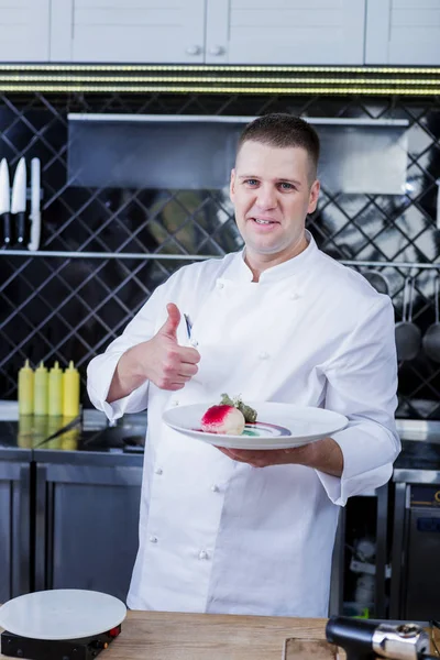 Мотивований кухар представляє свою страву шеф-кухареві — стокове фото