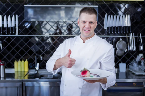 Cocinero satisfecho introduciendo un nuevo plato a otros —  Fotos de Stock