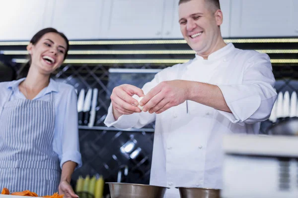 Yüksek ruhlu aşçılar mutfakta harika vakit geçiriyor — Stok fotoğraf