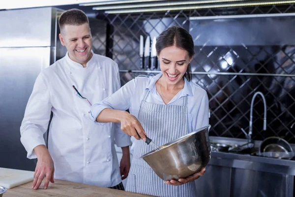 Lächelnde Dame mit den ersten Ergebnissen zufrieden — Stockfoto