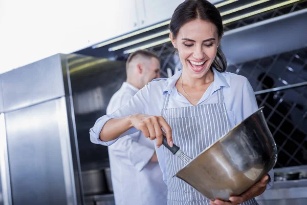 Señora de alto espíritu cocinar un plato muy sabroso en la cocina —  Fotos de Stock