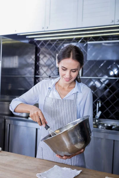 Wanita yang menarik memasak makanan penutup di dapur — Stok Foto