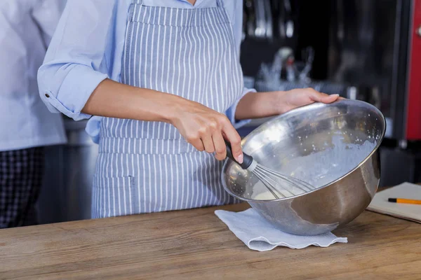 Talentierte junge Köchin bereitet ein schönes Dessert zu — Stockfoto