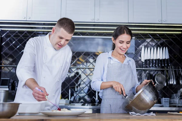 Cocineros agradables trabajando en el postre durante mucho tiempo —  Fotos de Stock