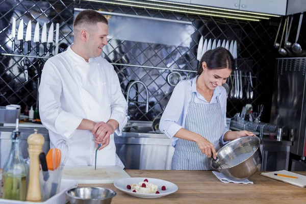 Jeune femme attrayante souriant dans la cuisine — Photo