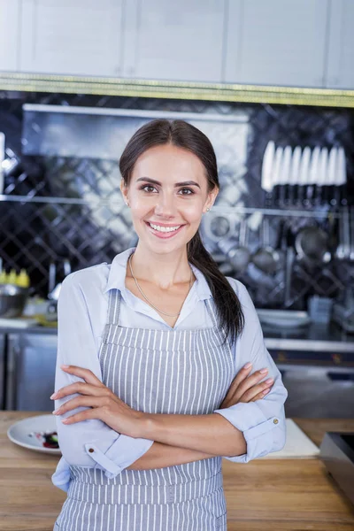 Ung attraktiv kvinna som står i köket — Stockfoto