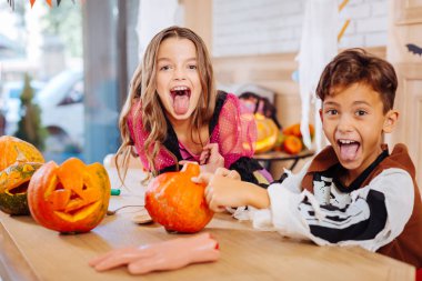 Koyu renk saçlı ve adadığına duygu Halloween kostümleri giyen kız