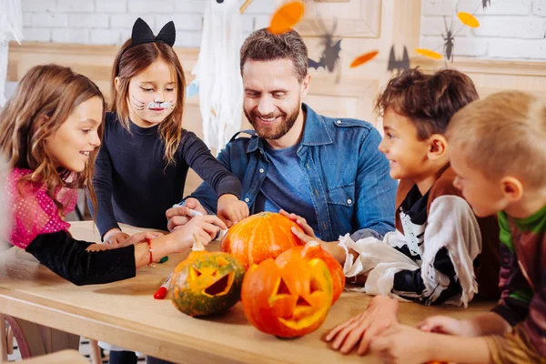 Ακτινοβολούν άνθρωπος προσκαλεί τα παιδιά και ανίψια για το Halloween πάρτι — Φωτογραφία Αρχείου