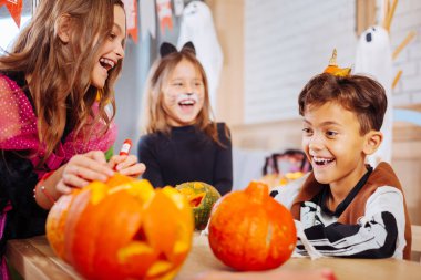 İki kız kardeş ve duygu mutlu ve neşeli Halloween kostümleri giyen bir erkek kardeşi