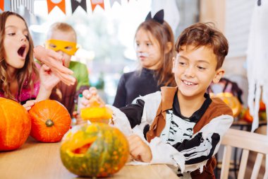 Cadılar Bayramı Balkabağı açılış için iskelet kostüm giyen esmer çocuk