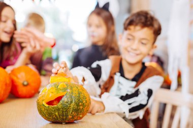 Cadılar Bayramı Balkabağı arıyorsunuz komik çocuk giyen iskelet kostüm gülümseyen