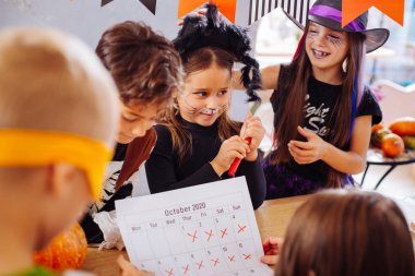 Boyalı Yüzler çocuklarla Cadılar Bayramı partisi başına kadar bekleyemem