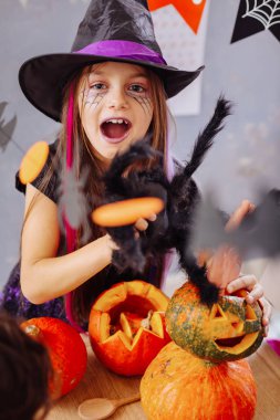 Kara gözlü kız mor dudaklar Halloween süslemeleri arayan korkmuş hissediyor