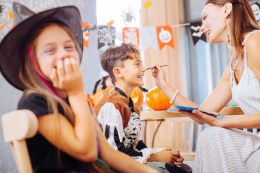 Onun makyaj almak iskelet kostüm giymiş esmer çocuk