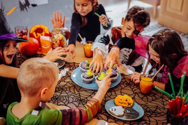 Güzel duygu kostümleri giyen çocuk anaokulu Cadılar Bayramı kutluyor