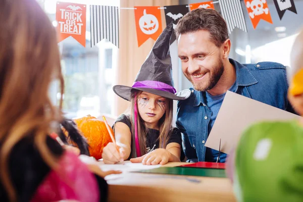 Guapo padre amoroso uniéndose a sus hijos dibujando imágenes de Halloween —  Fotos de Stock