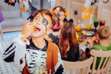 Cadılar Bayramı partisi ağırladı duygu için korsan takım elbise esmer yakışıklı