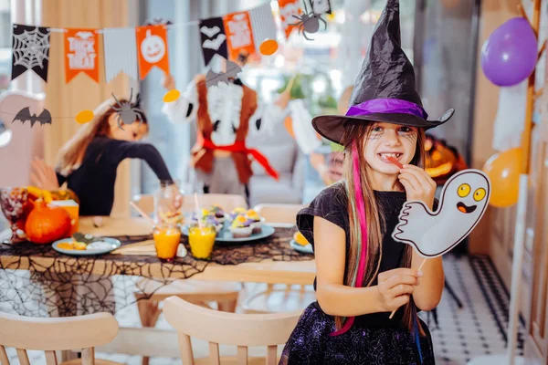 Meisje dragen wizard hoed gevoel opgewonden bijwonen van enge Halloween-feest — Stockfoto