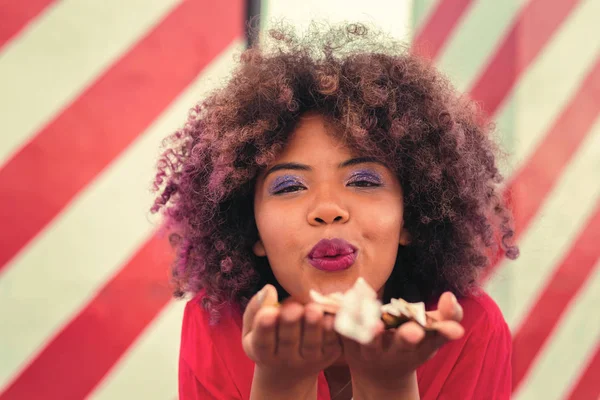 Retrato de la joven feliz soplando brillo de sus manos —  Fotos de Stock