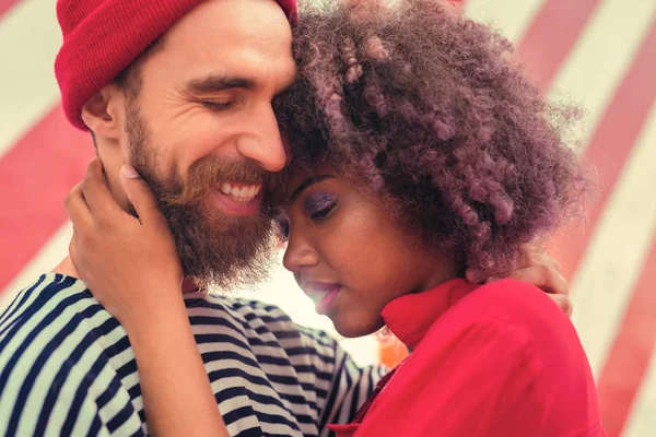 Belo jovem casal de pé com os olhos fechados e abraçando — Fotografia de Stock