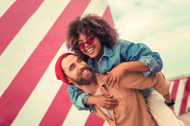 İnsan onu sırtında taşırken onun sevgili kadın arıyorum