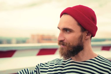 Mesafe içine bakarken gülümseyerek emin sakallı adam