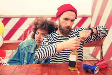 Sakallı adam sabah ve kız arkadaşı bakarak bira açma