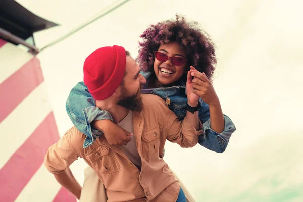 Jovens se divertindo e o homem carregando sua amada namorada — Fotografia de Stock