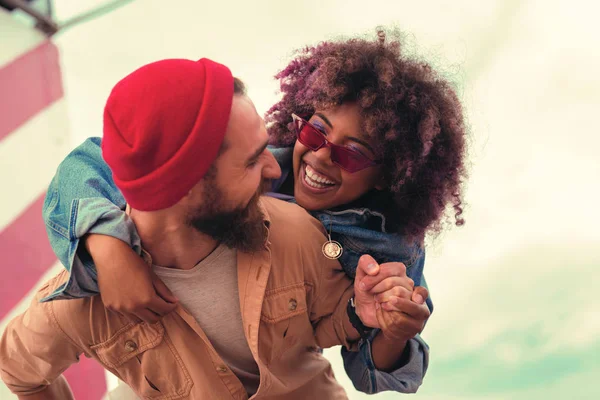 Que Giro Alegre Animado Bela Menina Vestindo Óculos Sorrindo Enquanto — Fotografia de Stock