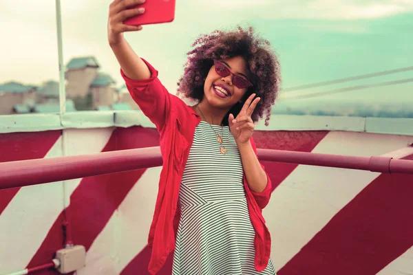 Söt flicka klädd i fina kläder och tar selfies — Stockfoto