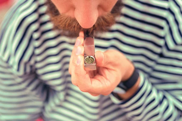 Close up van een bebaarde man roken de tabak in zijn pijp — Stockfoto