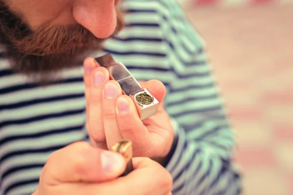 Close up de homem cuidadoso acendendo tabaco em seu cachimbo — Fotografia de Stock