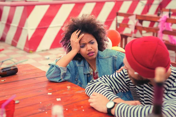 Ung kvinna tittar på hennes pojkvän och att ha huvudvärk efter fest — Stockfoto