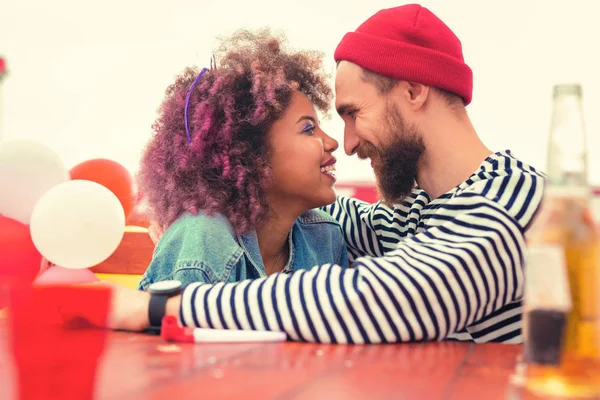 Belo jovem casal sorrindo um para o outro e olhando feliz — Fotografia de Stock