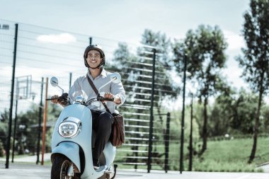 Motosiklet üzerinde sürüş sahip neşeli erkek öğrenci