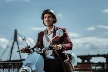 Motosiklet üzerinde tekme umutlu erkek öğrenci