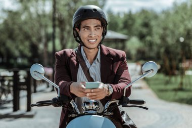 İyi adam motosiklet üzerinde ileti yanıt musing