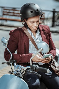 Düşünceli düşünceli adam adres telefon doldurma