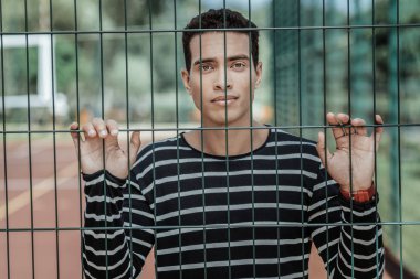 Hoş adam takım oynamak için davet odaklı