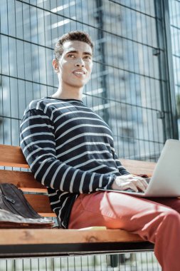 Yakışıklı erkek freelancer iş yazışmaları üzerinde yanıt