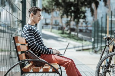 Ciddi erkek freelancer gözle proje bankta